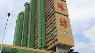 ローカルなホーカーとショッピングセンター