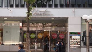 日比谷の貴重な休憩スポット。人が少なく館内歩きやすし。