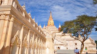 白く輝く大きな寺院