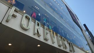 建物の上までフォーエバー21