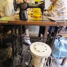 お店の内部。レトロなミシン