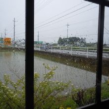 窓の外は田んぼ