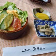 ランチに付くサラダと漬物