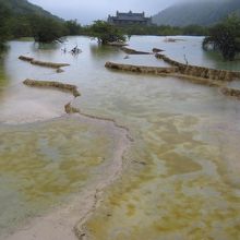 五彩池が美しい。天気が悪かったのが残念だが