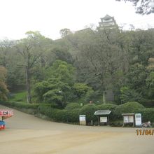 大手門を入った場所です。左手の坂道が見返り坂です。