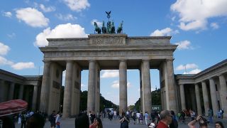 ベルリン観光名所ですが、門自体は特に目を見張るものではありません。