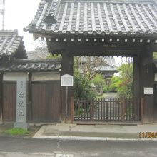 奥に本堂が見えます。