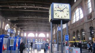 大きな掲示板は真ん中にあり、冬にはクリスマスマーケットも開かれる。