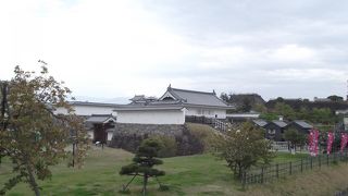 ここには甲府 (舞鶴) 城の山手御門が復元されています