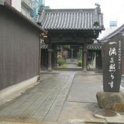 別名蕪村寺とも言われています。