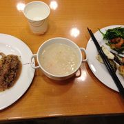 無料の食事はビュッフェでした。