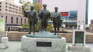 像の右側にある石板には黄門様の功績が記されています