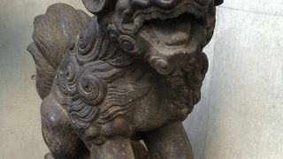 ビルの柱の影にあります