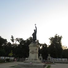 公園入口にあるシュテファン・チェル・マレ像