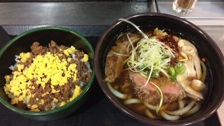 総武線千葉行きのホームにある立ち喰い蕎麦のお店です