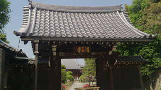 門に上野戦争の弾痕が残っている経王寺。