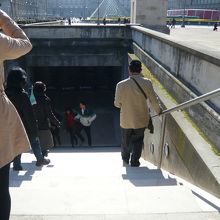 ピラミッド前の入り口です　まず地下に入ります