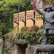 真田幸村像と抜け穴跡