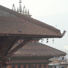 屋根の先にぶら下がっている鈴