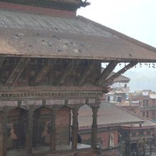 屋根の先にぶら下がっている鈴