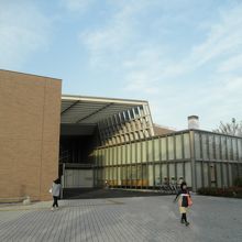 ガラス張りのところが図書館です