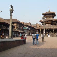 タチュパル広場とダッタトラヤ寺院