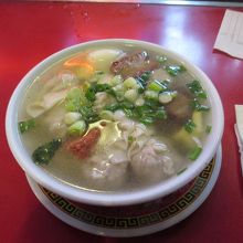 ワンタンスープは食べ応えあり