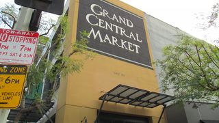 ダウンタウンにある活気のある市場