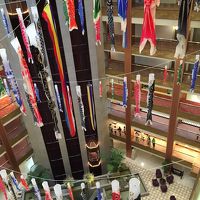 館内の吹き抜けに鯉のぼりが飾られていた