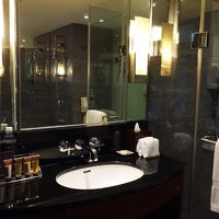 バスルームも明るくきれい。アメニティはいい香り