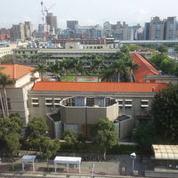 部屋からの眺め。目の前に地下鉄駅の入り口が見えます