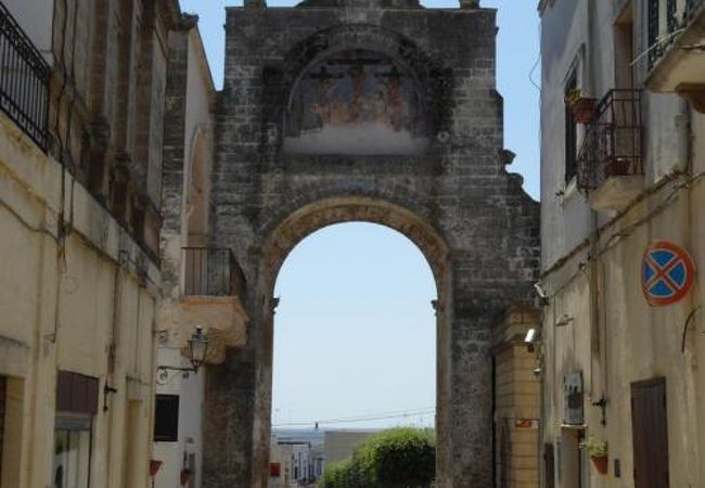 オーリア旧市街への入り口であるレッチェ城門♪