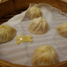 蟹味噌入り小籠包もおすすめ