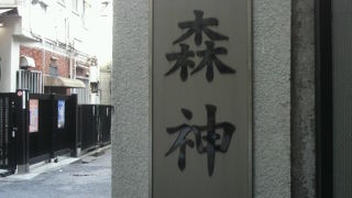 ＪＲ新橋駅の北側の市街地の中に烏森神社があります。