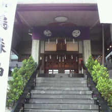 一つ目の階段を昇ると、烏森神社の神殿が見えてきます。