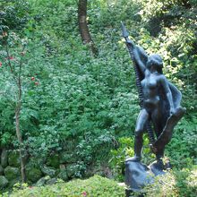 随所に彫刻が設置されていてアクセントに