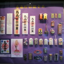 烏森神社の横に掲げられているお守り等が見られます。