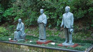 金沢城の外堀、白鳥掘を埋め立てた兼六園下と大手町をつなぐ細長い公園