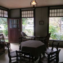 リビングから外を見る。桜が咲いていた。このテーブルも復刻との