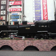 赤レンガ造りの台の上のＣ−１１型蒸気機関車です。