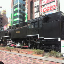 Ｃ−１１蒸気機関車を左後方から見た写真です。