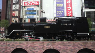 鉄道発祥の地新橋駅の日比谷口にＳＬ広場があります。