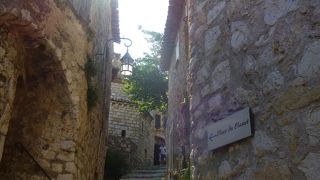 迷路のような小路が楽しい鷲の巣村