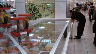 マカロン。ケーキもあります