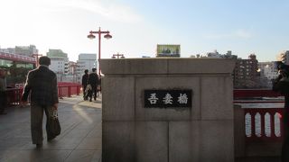浅草で隅田川にかかるもっともにぎやかな橋