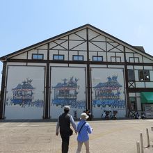 施設の壁には祭り屋台なのでしょうか