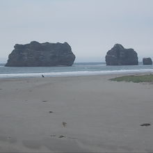 海水浴場エリアにはそれなりの砂浜も広がっています