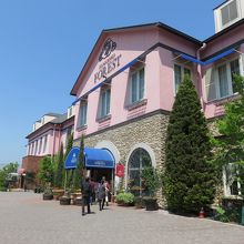 エントランス付近は大きく開け、建物も綺麗です