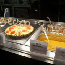 ショーケースに並ぶ料理