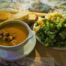 スープとサラダとパン。モリモリに盛ってくれる